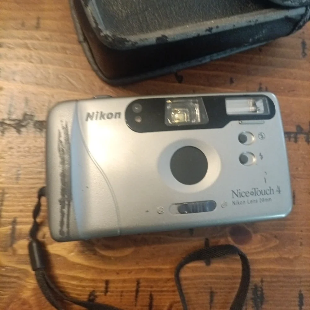 Nikon Nice Touch 4 35mm Point and Shoot Camera Untested Case R1